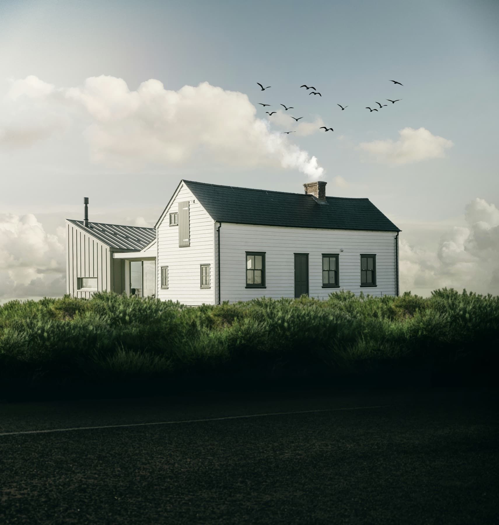 Hvidt skandinavisk hus under en åben himmel